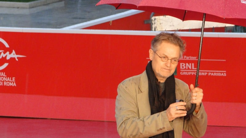 Jonathan Demme gioca con l'ombrello sul tappeto rosso inondato di pioggia di Roma 2013