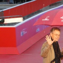 Tappeto rosso veloce e con pioggia per Jonathan Demme a Roma 2013