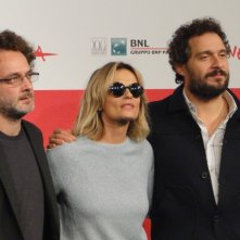 Il venditore di medicine: Claudio Santamaria ed Isabella Ferrari con il regista Antonio Morabito a Roma 2013