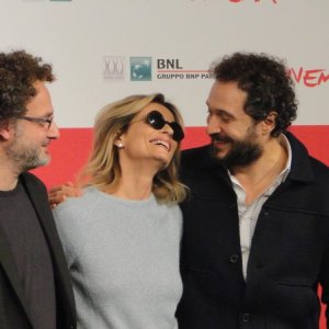 Il venditore di medicine: Claudio Santamaria ed Isabella Ferrari posano con il regista Antonio Morabito a Roma 2013