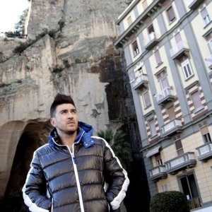 Song'e Napule: Alessandro Roja in una scena tratta dal poliziesco dei Manetti Bros.