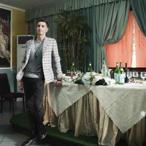 Song'e Napule: Giampaolo Morelli nei panni neomelodici di Lollo Love in una scena