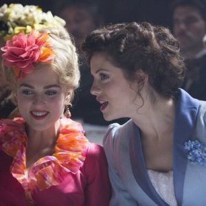 Dracula: Jessica De Gouw e Katie McGrath nell'episodio A Whiff of Sulphur