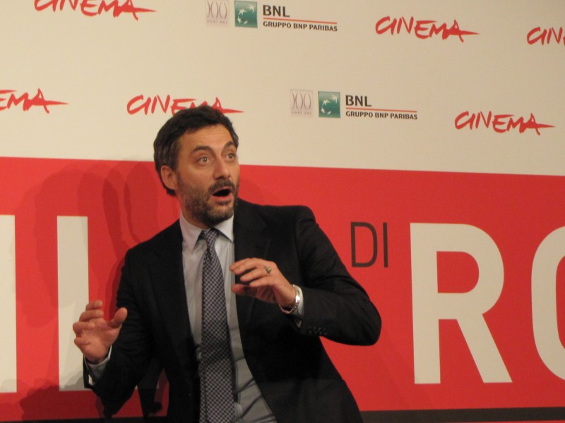 I Corpi Estranei Filippo Timi Presenta Il Film A Roma 2013 E Scherza Con I Fotogradfi 291779