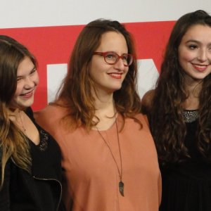 Sitting Next to Zoe: Ivana Lalovic, Lea Bloch e Runa Greiner posano durante il photocall a Roma 2013
