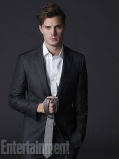 Cinquanta sfumature di grigio: Jamie Dornan con la cravatta in mano