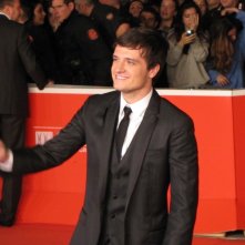 Hunger Games La Ragazza Di Fuoco Josh Hutcherson A Roma 2013 Sul Red Carpet Del Festival Saluta I Fa 292136