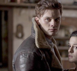 The Woman in Black: Angels Of Death - Jeremy Irvine e Phoebe Fox in una scena del film