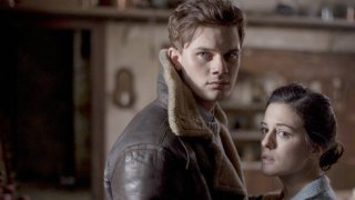 The Woman in Black: Angels Of Death - Jeremy Irvine e Phoebe Fox in una scena del film