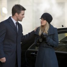 Arrow Stephen Amell E Emily Bett Rickards In Una Scena Dell Episodio Keep Your Enemies Closer 292267
