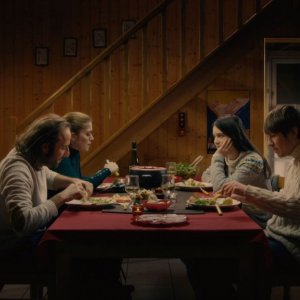 2 automnes 3 hivers: Vincent Macaigne in una scena con Maud Wyler, Bastien Bouillon e Audrey Bastien