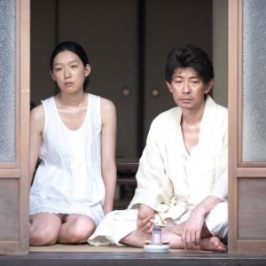 A Woman and War: Noriko Eguchi insieme a Masatoshi Nagase in una scena