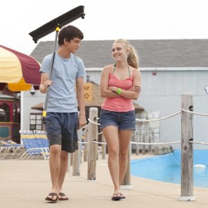 C'era una volta un'estate: Liam James al parco acquatico con AnnaSophia Robb in una scena del film