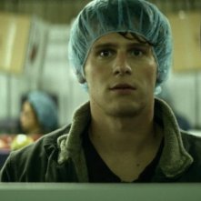 C.O.G.: Jonathan Groff con la sua cuffietta in una scena