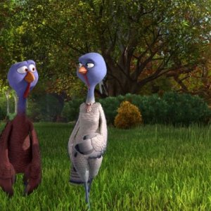 Free Birds: due dei simpatici tacchini passeggiano in una scena del cartoon