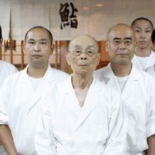 Jiro e l'arte del sushi: lo chef ottantacinquenne Jiro Ono, il miglior creatore di sushi del mondo con il suo staff in una scena