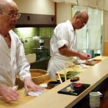 Jiro e l'arte del sushi: lo chef ottantacinquenne Jiro Ono insieme al figlio in una scena del documentario
