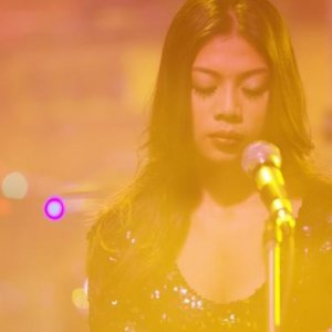 Karaoke Girl: Sa Sittijun in una scena del film