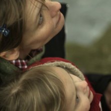 La moglie del poliziotto: Alexandra Finder in una scena con la sua bambina