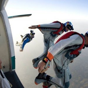 McConkey: Shane McConkey si butta col paracadute in un momento del documentario