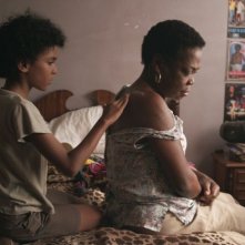 Pelo Malo: Samuel Lange in un'immagine tratta dal film nei panni di Junior insieme alla nonna