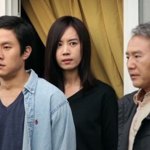 Red Family: Son Byeongho in una scena del film con Kim Yumi e Jung Woo