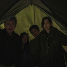 Red Family: Son Byeongho in una scena del film con Kim Yumi, Park Soyoung e Jung Woo