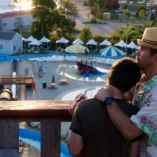 Sam Rockwell abbraccia Liam James in una scena di C'era una volta un'estate