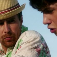 Sam Rockwell con Liam James in una scena di C'era una volta un'estate