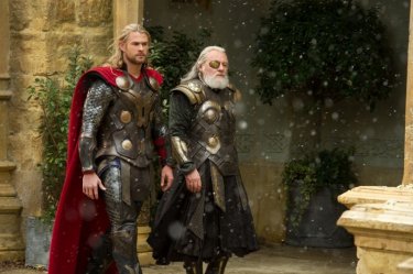 Thor: The Dark World, Chris Hemsworth e Anthony Hopkins in una scena