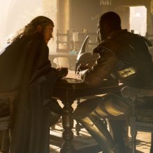 Thor: The Dark World, Chris Hemsworth nei panni di Thor in una scena del film insieme a Idris Elba (Heimdall)