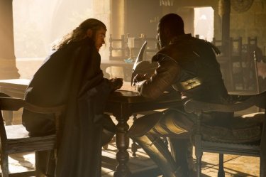 Thor: The Dark World, Chris Hemsworth nei panni di Thor in una scena del film insieme a Idris Elba (Heimdall)