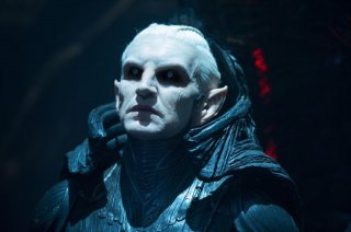 Thor: The Dark World, Christopher Eccleston è Malekith in una scena del film