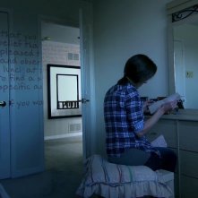 Blood Pressure: Michelle Giroux immersa in una delle sue lettere in una scena del film