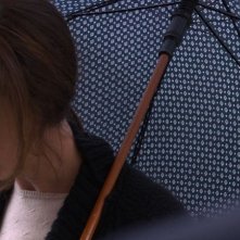 Blood Pressure: Michelle Giroux sotto l'ombrello in una scena