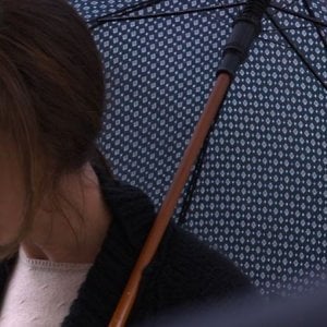 Blood Pressure: Michelle Giroux sotto l'ombrello in una scena