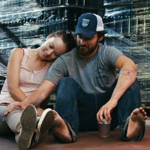 Drinking Buddies: Olivia Wilde in una tenera scena del film con Jake Johnson