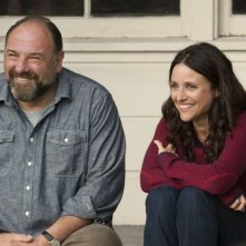 Enough Said: James Gandolfini sorride con Julia Louis-Dreyfus in una scena del film