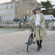Fabrice Luchini in costume in una scena di Molière in bicicletta