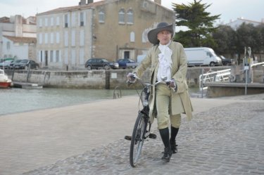 Fabrice Luchini in costume in una scena di Molière in bicicletta