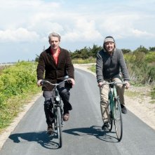 Fabrice Luchini insieme a Lambert Wilson in una scena di Molière in bicicletta