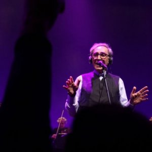 Temporary Road - (Una) vita di Franco Battiato: Franco Battiato, durante un concerto, in una scena del documentario