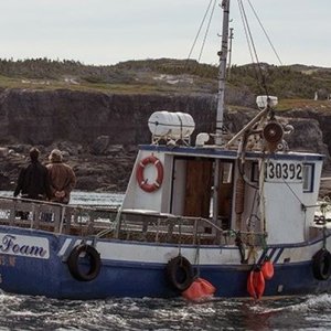 The Grand Seduction: Brendan Gleeson e Taylor Kitsch in barca in una suggestiva scena