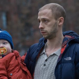 The Husband: il protagonista Maxwell McCabe-Lokos in un momento del film