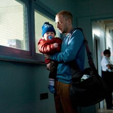 The Husband: il protagonista Maxwell McCabe-Lokos in una scena