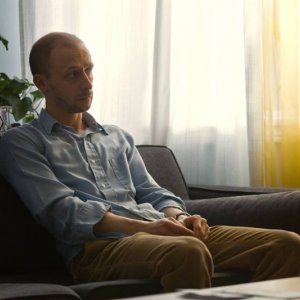 The Husband: il protagonista Maxwell McCabe-Lokos in una scena del film