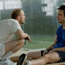 The Husband: Maxwell McCabe-Lokos in una scena con August Diehl