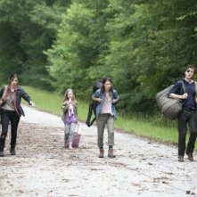 The Walking Dead: David Morrissey con Audrey Marie Anderson, Alanna Masterson e Meyrick Murphy nell'episodio L'esca