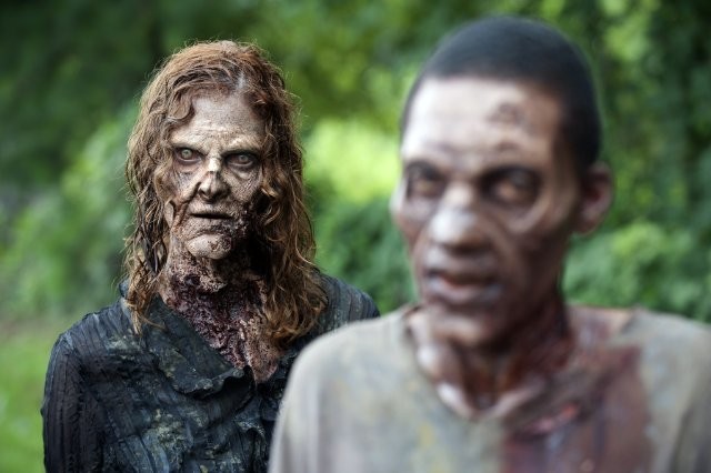 The Walking Dead: due spaventosi Erranti in una scena dell'episodio L'esca