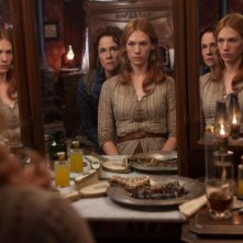 Sweetwater: Amy Madigan e January Jones in una scena del film